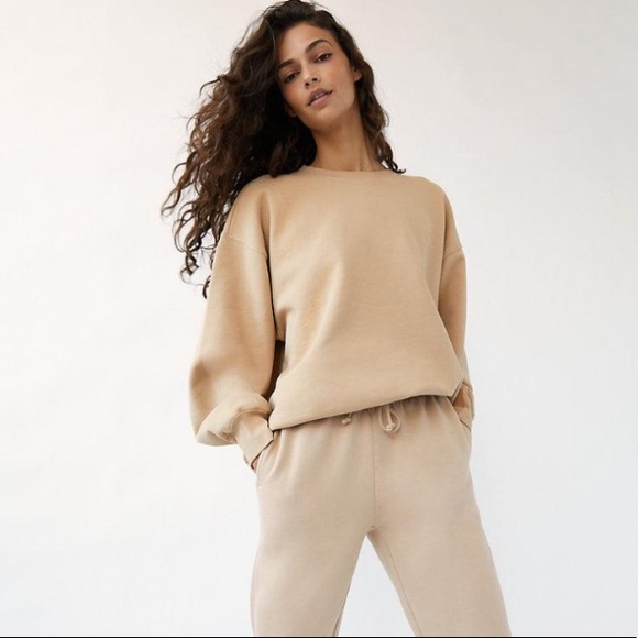 Aritzia Tops - Tna
Cozy Fleece Boyfriend Crew Sweatshirt